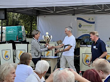 Übergabe des STADTRADELN-Wanderpokals